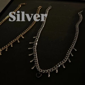 SILVER Elwima halsband  - SILVER! Den säljs också i guld, om du vill köpa i guld kolla dom andra annonserna och köp där det står guld !🩶🩶🩶Kedjan är 45cm lång!