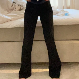 Svarta bootcut kostymbyxor Bik Bok - Snygga svarta kostymbyxor från Bik Bok i storlek 34. Byxorna har bootcut-ben och låg midja.