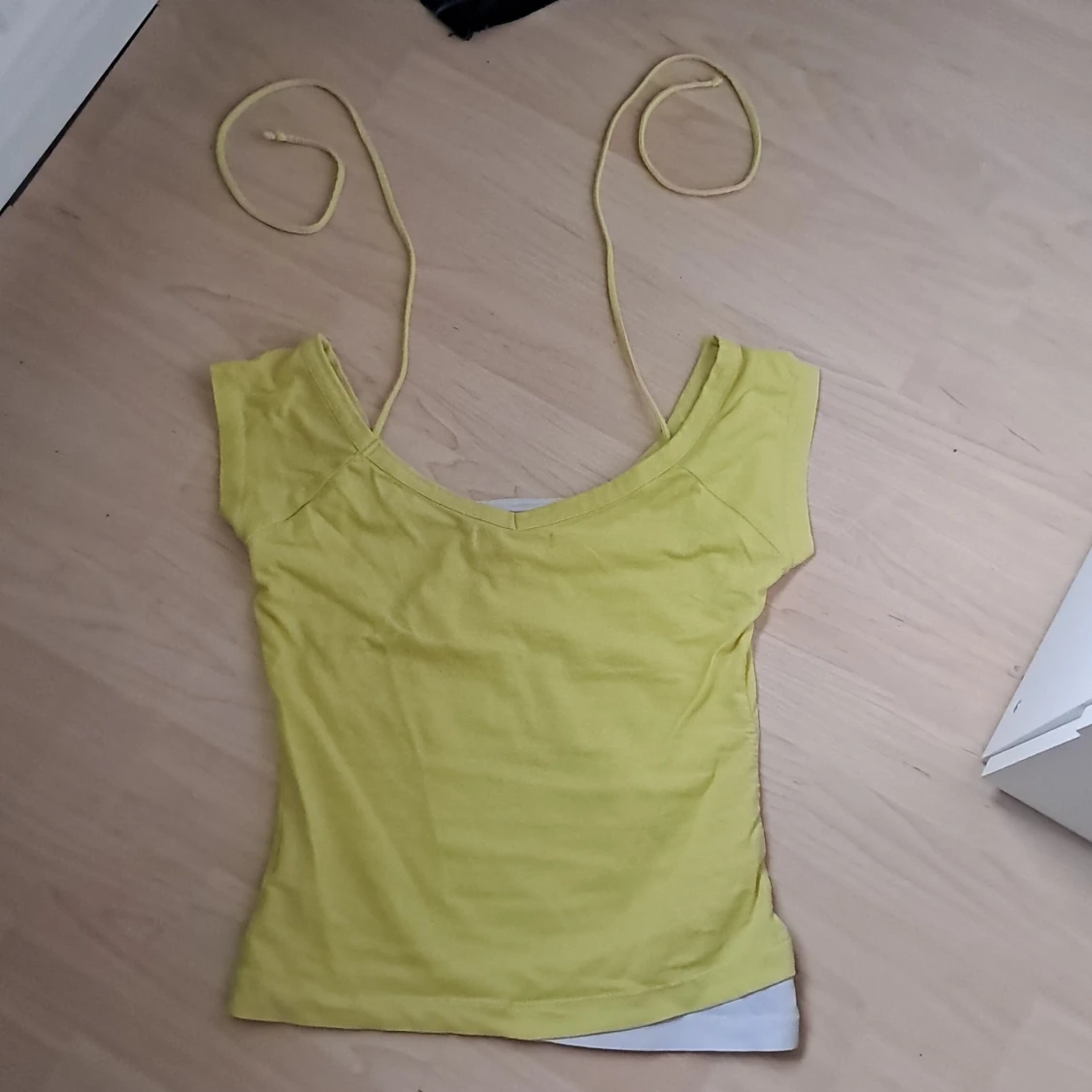 Gul linnetopp från Jennyfer med tryck - 1