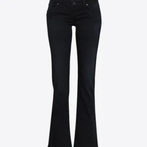 Svarta bootcut jeans från LtB - Snygga mörkblåa jeans från LtB med låg midja och klassisk bootcut-passform. Jeansen har en mörk tvätt och kan se ut som svarta men de är i färgen nattblå. De är strechtiga i tyget och de är väl använda men det finns bild på. Priset är självklar diskuterbart💓W28 L34