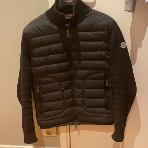 Moncler cardigan - Tjena, har en Moncler cardigan liggandes hemma som inte kommer till användning. Storlek-S. Blivit lite solblekt under tiden jag haft den. Skick-7,5/8. Fraktar spårbart!