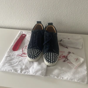 Eftertraktade loubs  - Väldigt sällsynta, dessa är i ett jätte bra skick då bara sulan är smutsig, det går att tvätta bort så ser de ut som nya igen så de har mycket liv i sig. Finns en defekt som visas på bilden. Finns ingen annan defekt som hål, tecken på mycket användning osv. Dessa har använts runt 10 tal gånger endast. Extra snören dustbags och extra nitar samt skohorn medkommer.