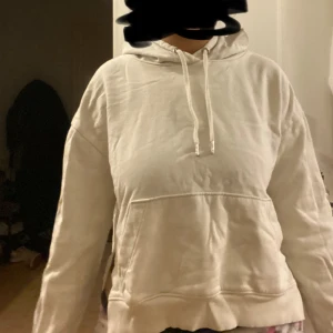 Vit hoodie strl S  - Säljer en vit hoodie med huva och snörning. Tröjan har en stor magficka. Strl S men passar mig även som är XS. Från H&M divided.