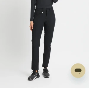 Svarta golfbyxor (Insulate pants 30) - Svarta golfbyxor med klassisk femficksdesign och raka ben. Byxorna har bälteshällor och knappstängning framtill. Otroligt sköna att ha ute på golfbanan! Oanvända med prislapp kvar. Hela modellen är slutsåld.