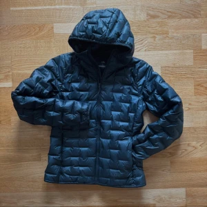 Adidas terrex jacka - Adidas mångsidig lätt dunjacka med huva. Inte kommit till användning, ny utan prislapp! Storlek S, 36. 80% anddun & 20% fjäder. Storlek S.