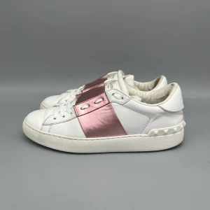Valentino Open Sneaker Metallic Rosa - • The shoes are worn but are still in good condition  • Size: 37  • Color: Metallic Pink  • Retail price: 7280 SEK / 590€  • No accessories