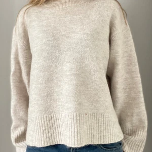 Beige stickad tröja från Gina Tricot - Ljusbeige stickad tröja från Gina Tricot i storlek 158/164 (som XS ungefär). Lite oversize passform, säljer då den är lite kort på mig 💗