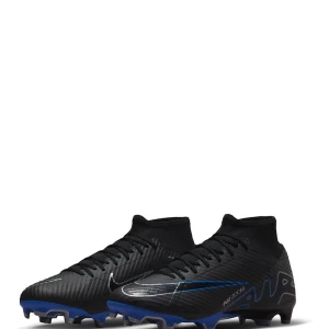 Nike Mercurial fotbollsskor  - Säljer ett par Nike Mercurial Zoom fotbollsskor i svart med blå detaljer och silvriga nike loggor. Skorna har snörning, platt sula med dobbar och en strumpliknande passform runt ankeln. Tillverkade i syntetmaterial för bästa grepp och känsla på planen. Säljs för jag inte använder de mer. Skriv för bilder på dem!😊