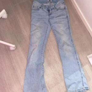 Ljusblå jeans från 157 med raka ben - Säljer ett par ljusblå jeans från 157 med klassisk femficksdesign och raka ben. Jeansen har normal midja, snygga slitningar och detaljerad söm på bakfickorna. Perfekt för dig som gillar en enkel och clean look.