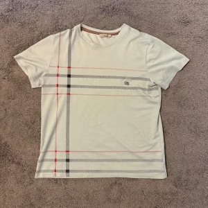 Burberry t-shirt - Ljusblå burberry tshirt i storlek M, condition 9/10