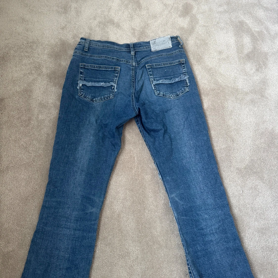 Blå bootcut jeans med detaljer - 2