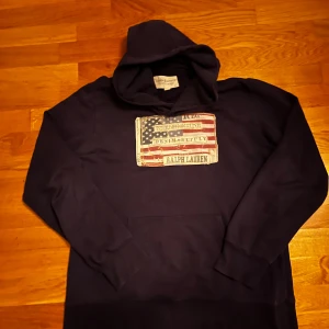 Denim & Supply - Säljer en mörkblå Denim & Supply Ralph Lauren hoodie. Har några väldigt små hål på en sidan av hoodien. Storlek M. 
