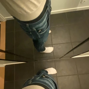 Replay  - Ett par anbass Replay Jeans i storlek 33/32 väldigt snygga med en liten slitning på vänster ben! Fråga gärna. 