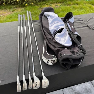 Halvset herr + bag - Halvset herr, perfekt för nybörjare eller som extraklubbor! En tillhörande headcover samt en carry pencilbag alternativt en maxfli bärbag som även finns tillgänglig.