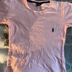 Ralph lauren - i storlek S lite svårt att visa färgen men se bild ”2” den har inga defekter använt få gånger💗