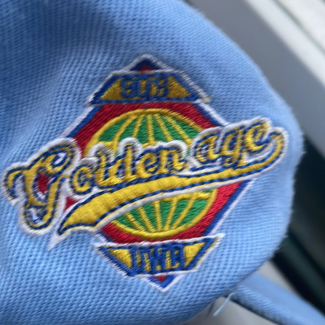 Golden Age ljusblå keps med brodyr - 3