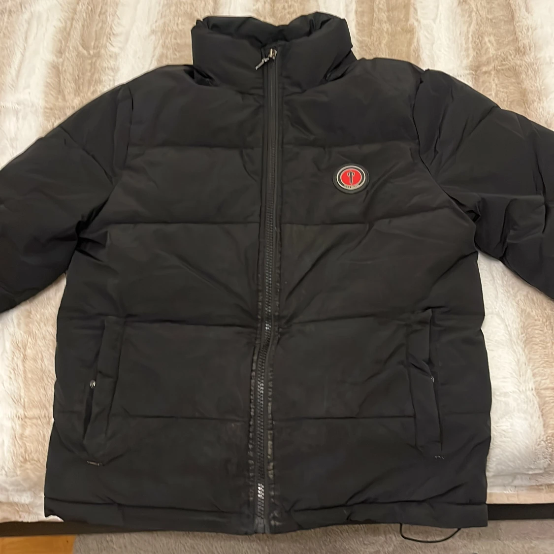 Trapstar svart pufferjacka med röd logga - 1