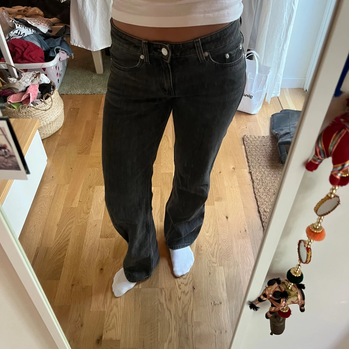 Svarta raka jeans från Weekday