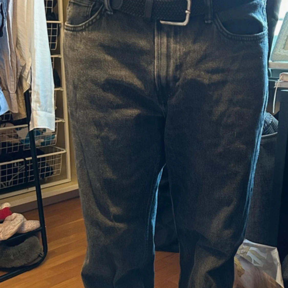 Mörkgrå raka jeans