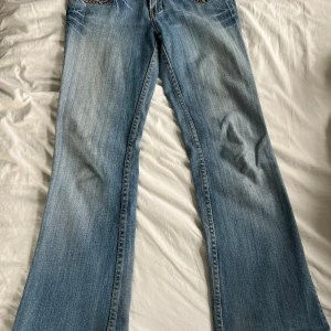 Miss Me jeans  - Miss Me jeans med bronsfärgade nitar av äldre modell. Jeansen är i storlek 26 (amerikans storlek) vilket motsvarar ungefär XS/S. 