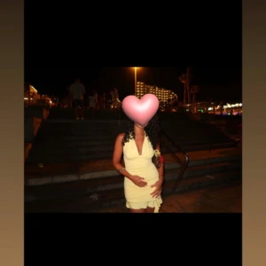 Ljusgul kort omlottklänning - Supersöt ljusgul kort klänning med omlottkänsla och volangdetaljer nertill. Djup v-ringning och ärmlös design ger en fräsch och somrig vibe. Perfekt för dig som vill sticka ut med en feminin och trendig look.