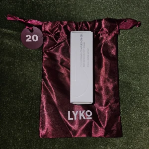 CLE Glimmering Complexion Gel 8ml - CLE Glimmering Complexion Gel ger en post-shower dewy finish, innovativ tolkning av en klassisk highlighter, glass skin effect. Innehåller 8ml.  K-beauty  Ord pris 369kr