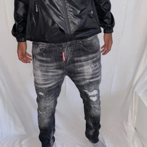 Dsquared jeans strl 50 svart - Helt nya. Fin replika med grym kvalitet. Modellen är 175cm, väger 67kg. Pris: 1299kr. Först till kvarn 