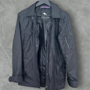 Snoot jacka  - Svart vindjacka från Snoot Stockholm. Den är perfekt för hösten. Den är använd bara ett fåtal gånger och är i mycket bra skick. Nypris ligger på runt 2499kr men här kan den köpas för bara 399. Vid fler frågor är det bara att skriva!