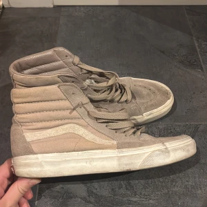 Höga vans sneakers  - Säljer mina absoluta favorit skor, ett par Vans Sk8-Hi sneakers i beige/grå färg med höga sidor i storlek 37. Säljer dem för att dem är för små. Den vänstra skon har ett tecken på användning längst fram men inget som syns när man väl använder dem. Skriv för mer bilder och information!💖📸