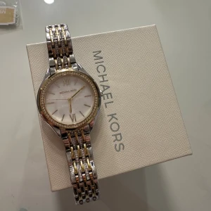 Michael kors klocka - Äkta mk klocka inga defekter. Delar medföljer ifall man behöver förstora den. 