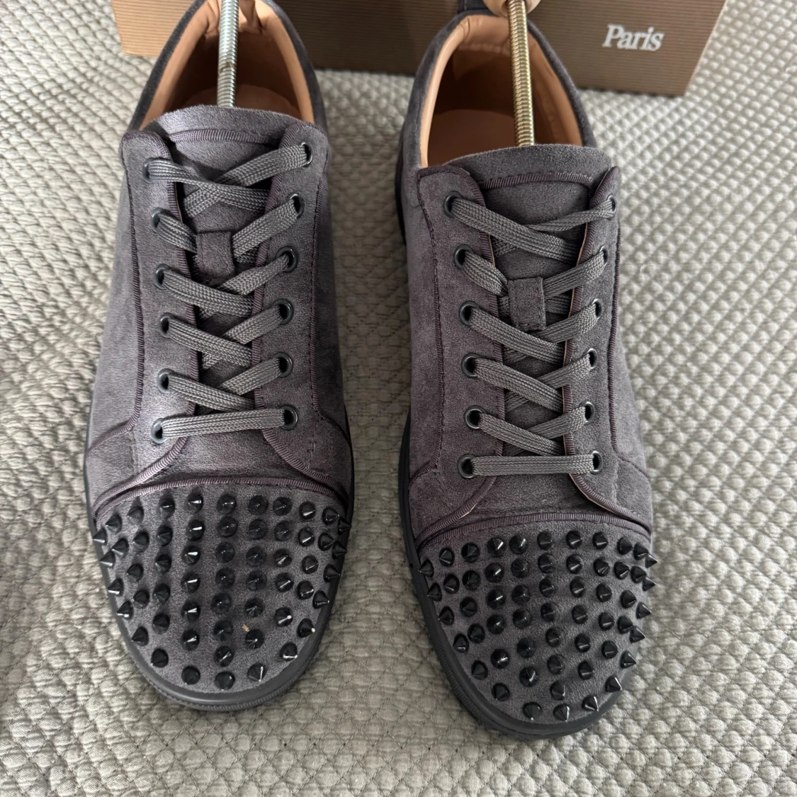 Grå mocka sneakers från Louboutin 45 - 1