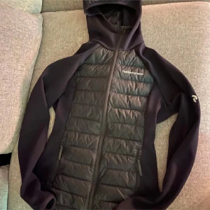 Peak performance jacka - Säljer denna fina peak performance jacka i super bra skick! Kan gå ner en 20 men inte mer så den är i så pass bra skick. Skriv vid funderingar!