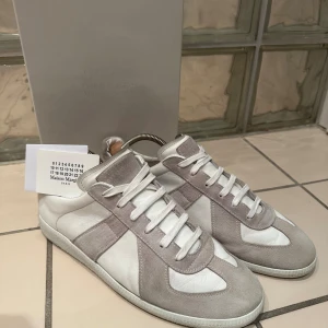 Maison Margiela gats - Hej! Jag har valt att tyvärr sälja mina otroligt sällsynta och eftertraktade Maison Margiela gats. Ett ikoniskt verk inom fashion världen. De är köpa på Miinto för 5500kr och har allt og kvar. Digitalt kvitto, fysisk ordersedel, og dustbags till skorna, Maison Margiela kortet för autenticitet och original taggen som satt på skorna. Nfc i sulan. De har använts lite och har tecken på användning men ingenting som stör eller syns i användningen. Jag säljer dessa skor för endast 2599kr skynda fynda!