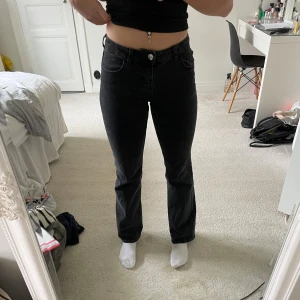 Svarta jeans  - Svarta jeans från H&M Divided med normal passform och klassisk femficksdesign. Jeansen har hanska låg midja. Säljs pga att de inte används!