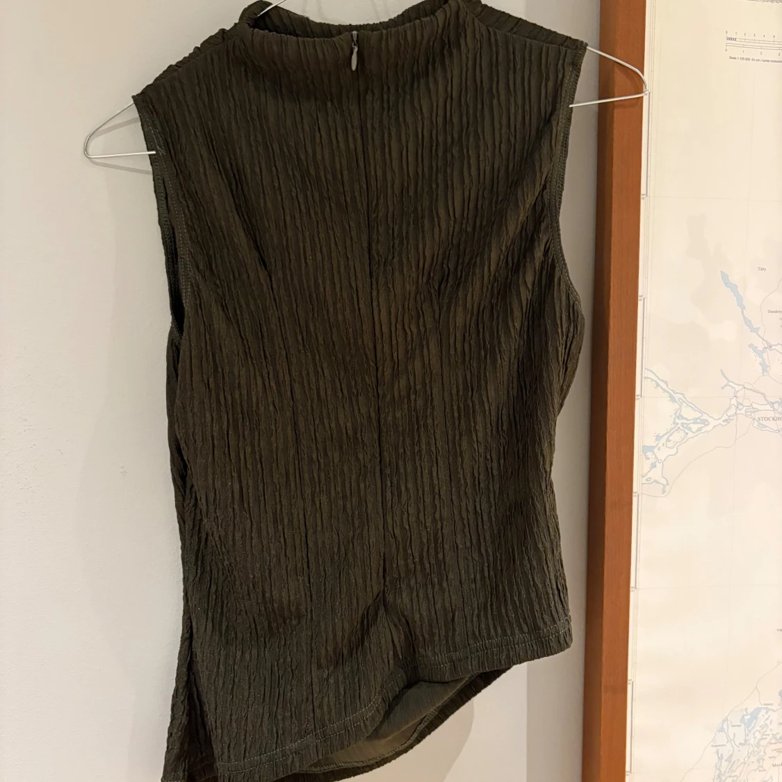 Mörkgrön ärmlös omlotttopp - 1