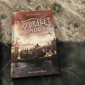 Uppdraget i London - Följ med Milton och Iona på ett spännande tidsreseäventyr till 40-talets London! De måste stoppa en farlig plan som kan förändra historien under andra världskriget. Perfekt för dig som gillar action, historia och mysterier. Första delen i trilogin Historieväktarna. Har även andra delen. Bara läst en gång.