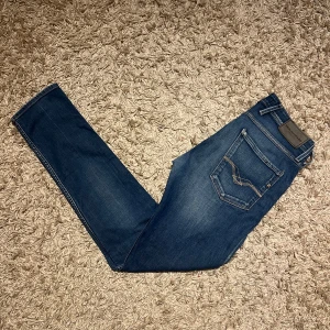 Replay anbass jeans i slim passform herr  - Replay anbass jeans i slim passform. Nytt/ mycket bra skick, inga defekter. Storlek W31.  Skön wash på dessa med lite diskreta slitningar, kan mötas sthlm annars postas dem samma dag som köp eller dagen därpå🙌💯