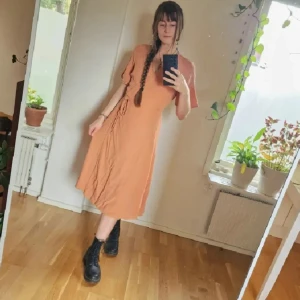 Omlottklänning - Mjukt orange-peach omlottklänning i stlk L (funkar för S-XL skulle jag säga). 100% viskos. Så vacker nu på hösten med en cardigan över. Inga tecken på användning. Återuppladdad för fri frakt. Jag har mycket annat uppe på sidan, både herr och damkläder. Köp gärna bundle för att få rabatt 🤗  38, 100 