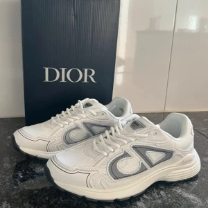 Vita skor - Säljer de till el väldigt bra pris, finns inga skador på skorna