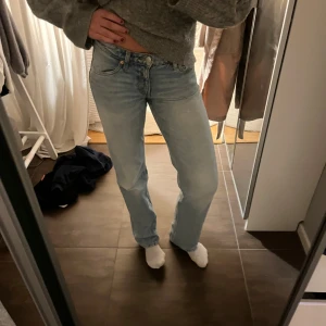Low waist jeans  - Snygga raka långa jeans! Är 177cm för referens.      Midja: 78 cm (sitter långt ner) Höftmått: 98cm  Innerbenslängd: 88cm  Midje höjd: 21cm
