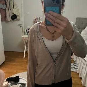 Stickad zip tröja - Säljer en stickad zip tröja. Passar xs/s. Köpt på lager 157. Använd få gånger.