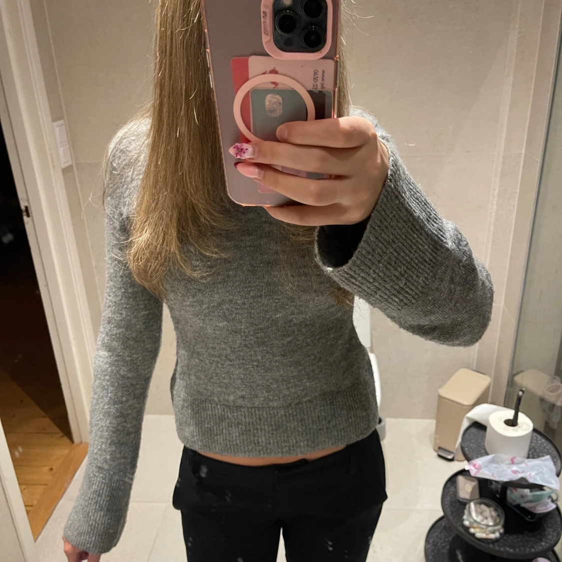 Grå stickad tröja - 1