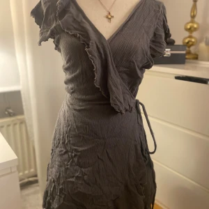 Omlotts kofta grå volanger - En super fin omlotts kofta / vanlig kofta i storlek M från märket ”GreenRock”.  I fint skick och inga defekter vad jag kan se!