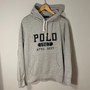 Grå Ralph Lauren Hoodie  - Säljer denna riktigt feta gråa hoodie från Ralph Lauren. Eftertraktat motiv. Storlek M, väldigt fint skick och är bara använd ett fåtal gånger. Hör gärna av er vid funderingar🙌🏻🙌🏻