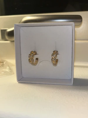 guldiga örhängen  - guldiga örhängen med diamanter