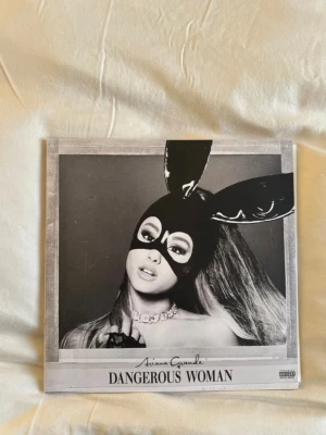 Ariana grande - dangerous woman black vinyl - Ariana grande dangerous woman vinyl skivor i svart. Skivan är sparsamt spelad och har förvarats mycket varsamt. Omslaget är helt och rent utan skador eller skavanker. Skyddande plastficka medföljer.
