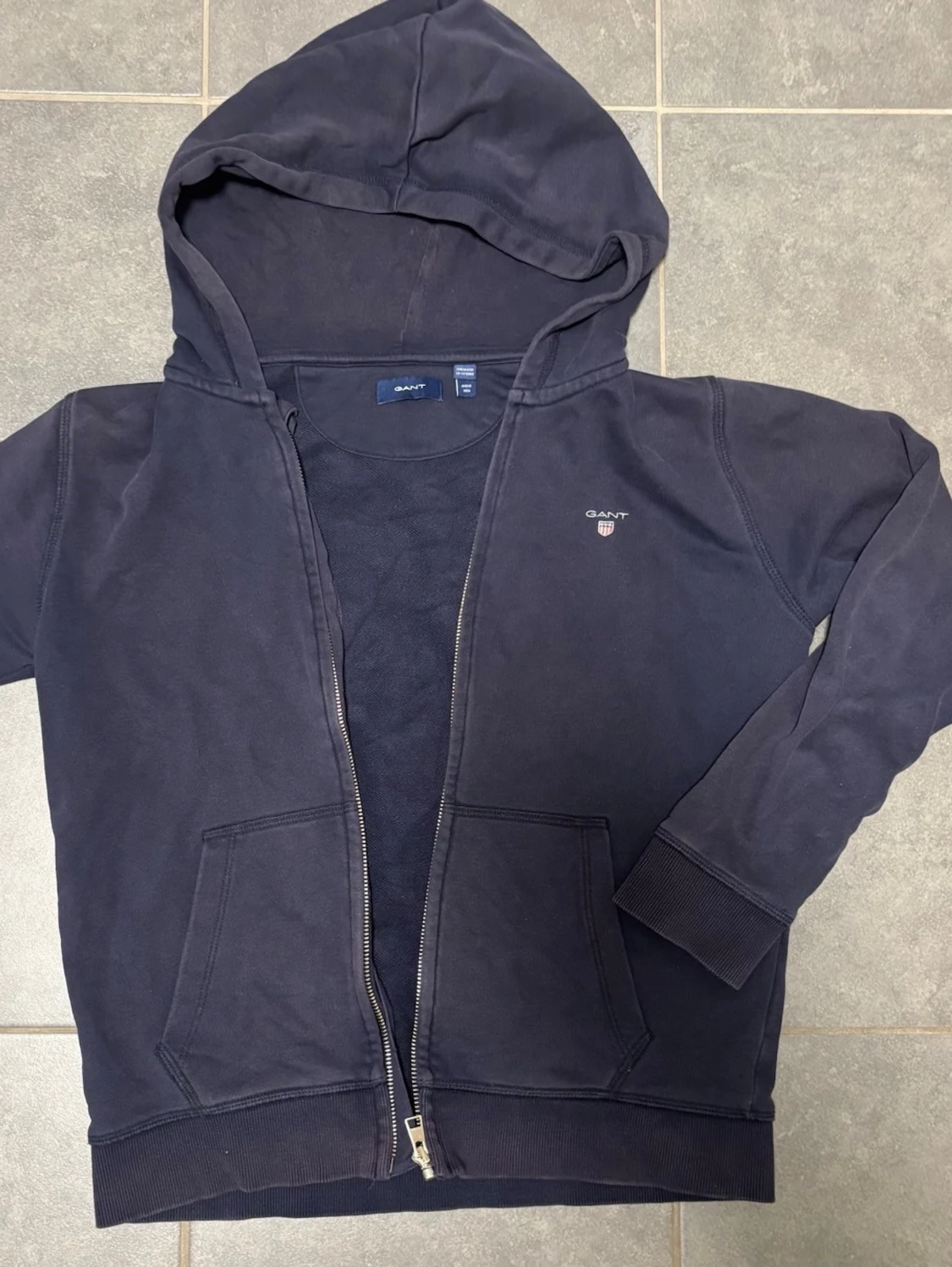 Mörkblå hoodie med dragkedja från GANT