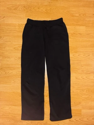 Svarta mjukisbyxor  XS - Svarta mjukisbyxor i storlek XS med rak passform.