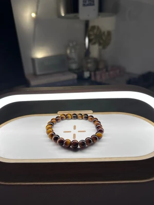 Brunt armband  - Tja säljer helt nya armband från Bältgallerian. Dem alla är i strechigt material men kan inte streckas ut för långt. Dem passar från 10 år plus. Vid köp av flera blir priset billigare och om du gillar så finns det flera att välja mellan. Säljer både knäcki och vanlig pärlarmband Samt bälten.