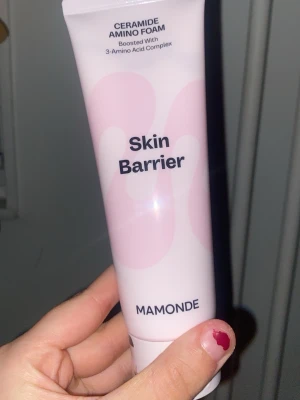 Mamonde Skin Barrier Ceramide Foam - Mamonde Skin Barrier Ceramide Amino Foam är en ansiktstvätt med ceramider och 3-amino acid complex. Tuben är vit med ljusrosa detaljer och svart text. Perfekt för dig som vill stärka hudbarriären och rengöra huden skonsamt.